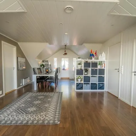 Large And Great Loft In Scenic Surroundings Lägenhet